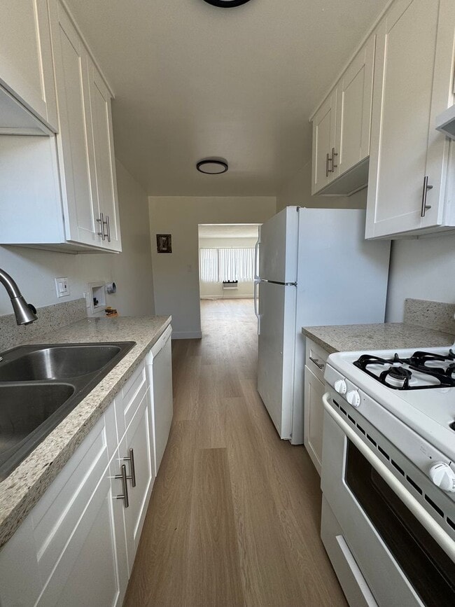 Building Photo - 835 W 165th Pl