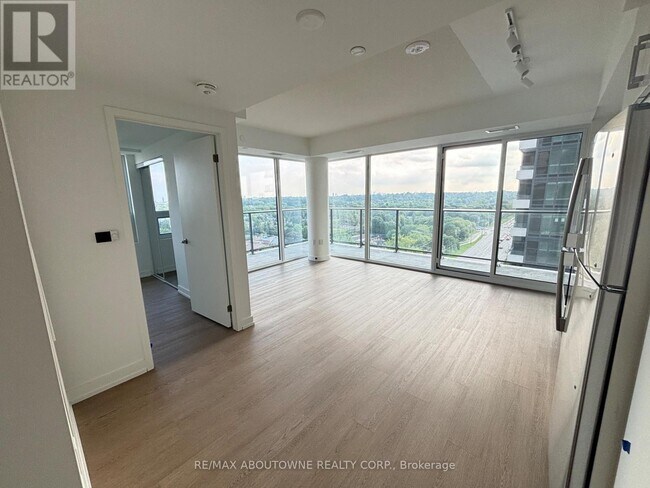 Photo du bâtiment - 4010 Eglinton Ave W