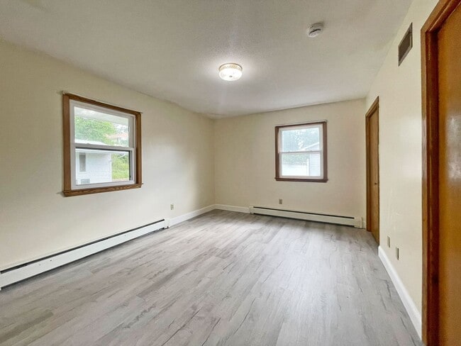 Building Photo - Spacious 5 Bedroom with New Paint and LVP ...