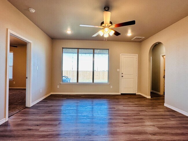 Foto del edificio - 3 bed 2 bath Modern Home Available Now