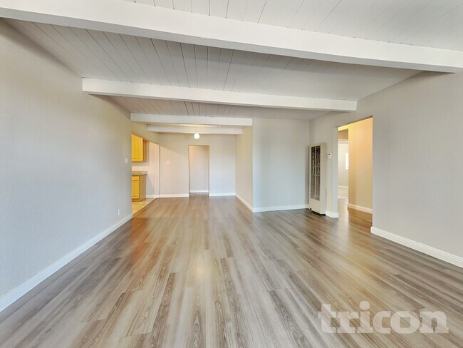 Foto del edificio - 500 Shaddick Dr