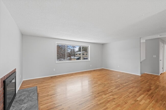 Building Photo - 4-Bedroom Retreat in Medical Lake - 2 Baths & 2,454 Sq/Ft Half Month Rent Free!