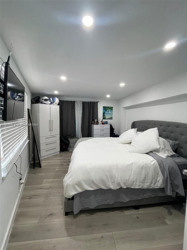 Foto del edificio - 5880 SW 15th St