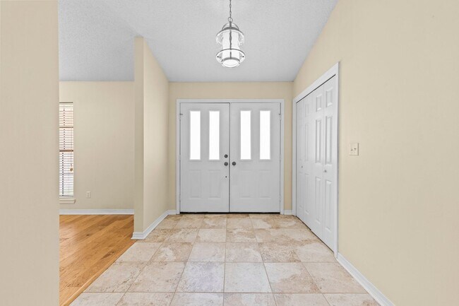 Building Photo - Beautiful Home! Convenient Location!