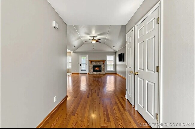 Foto del edificio - 3220 North 3rd Pl E