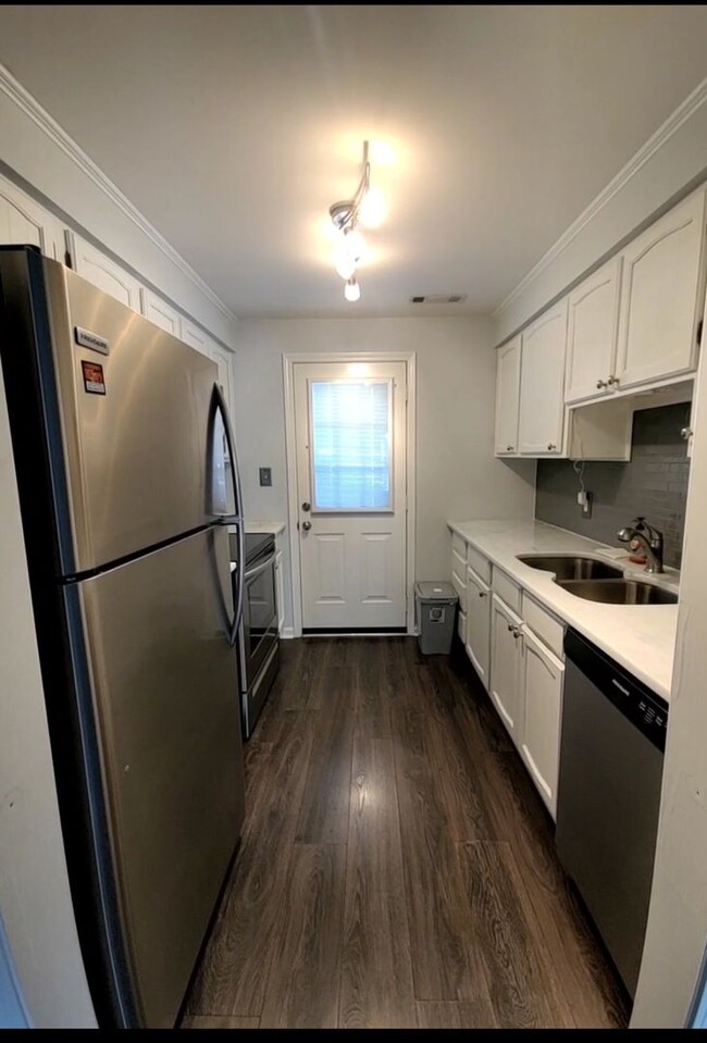 Foto del edificio - EAST OF 17 TOWNHOME