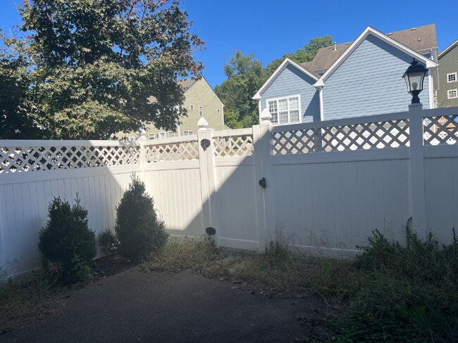 Building Photo - "Charming 2-Bed Townhouse Retreat with 2.5...
