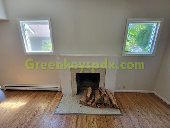 Building Photo - Awesome 3-Bedroom 1.5-Bathroom House in Ho...