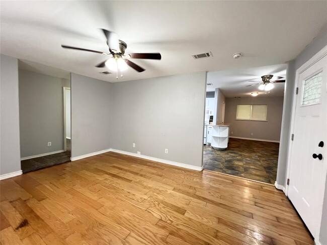 Building Photo - 204 Azalea St