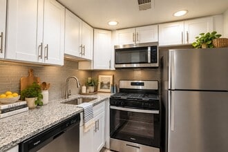 Building Photo - Village Square Apartments and Townhomes