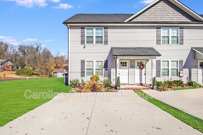 Building Photo - 604 W 8th St