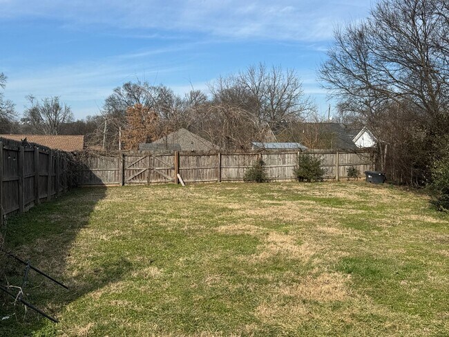 Foto del edificio - East Nashville cottage, 2BR 1 bath, fenced back, lawn care included, pet friendly