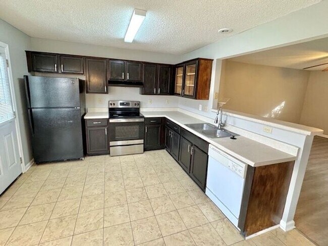 Building Photo - Southeast Memphis-3 Bedroom 2.5 Bath Home ...