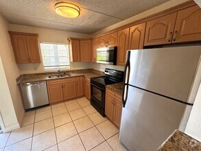 Building Photo - 2850 Somerset Park Dr