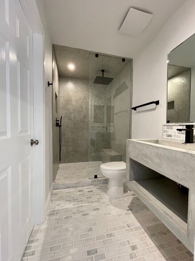 Master bath - 1540 Brockton Ave