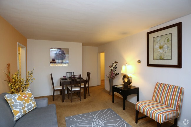 Living Area - College Gardens & Melbourne Apts /Townhouses