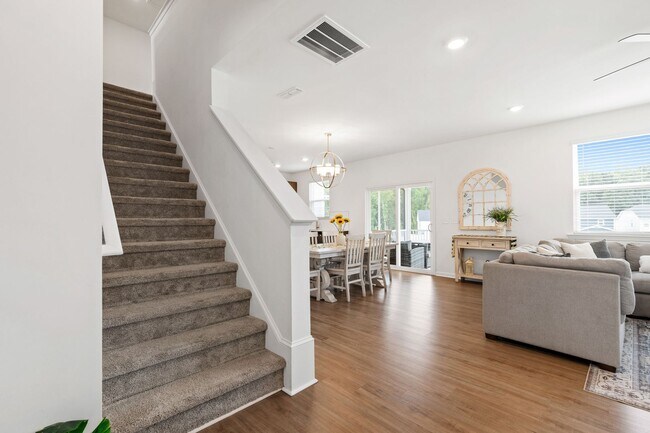 Building Photo - Charming Rolesville Home with Screened Por...
