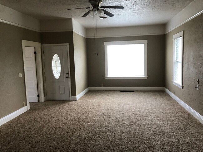 Building Photo - Beautiful Los Banos Rental