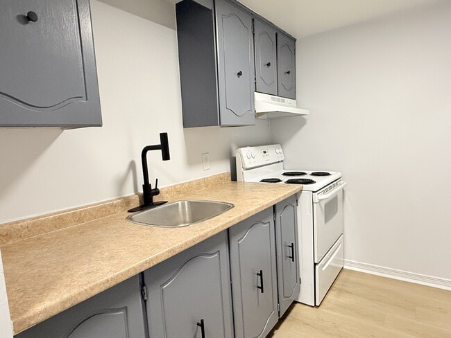 Building Photo - 4 Dufferin St