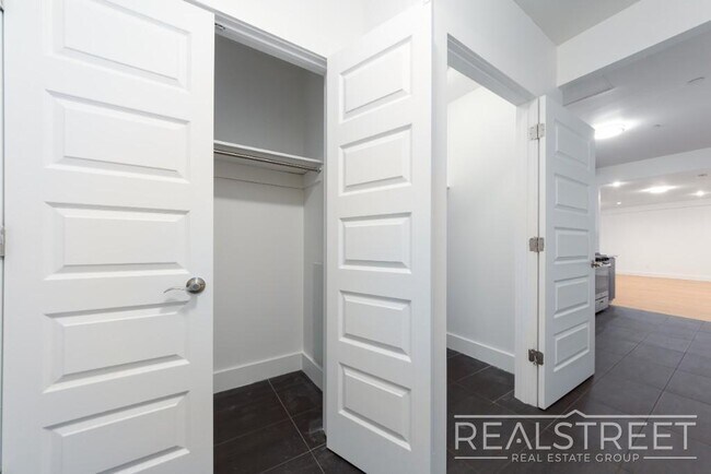 Building Photo - LUXURY 3 BR 2 Bath in Queens!