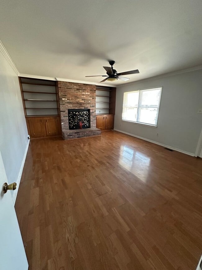 Building Photo - 3304 Southgate Dr