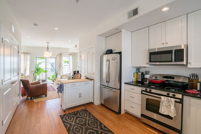 Foto del edificio - Gorgeous Fairmount One Bedroom Condo