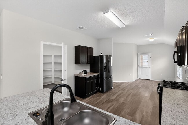 Foto del edificio - Spacious 3 Bed / 2 Bath w/ Large Kitchen & Natural Light