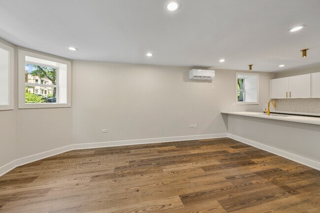 Foto del edificio - Garden unit: Renovated 3 bed in Logan Square - Now Leasing!