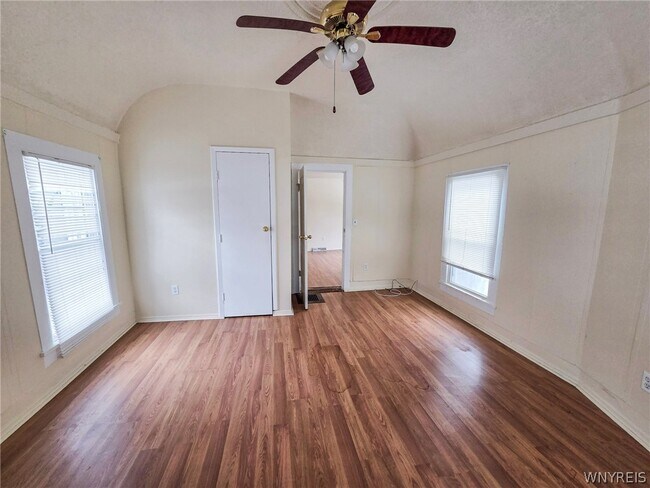 Foto del edificio - 38 N Main St