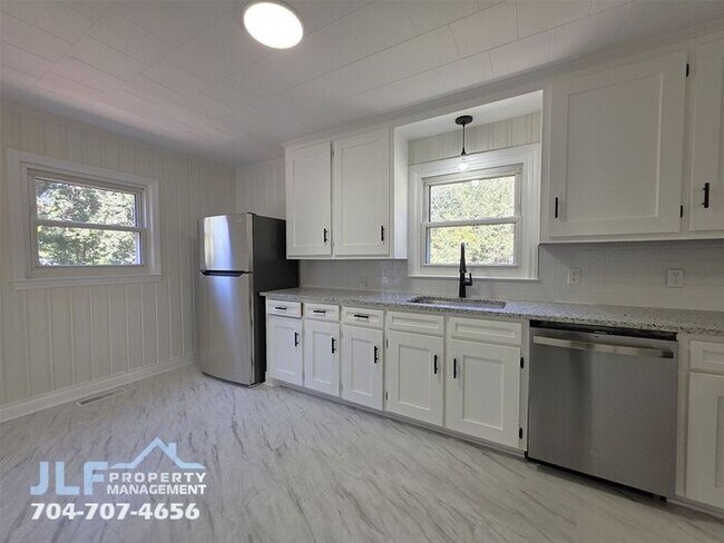 Foto del edificio - Fully Renovated 3 Bed/1 Bath Cottage in Wo...