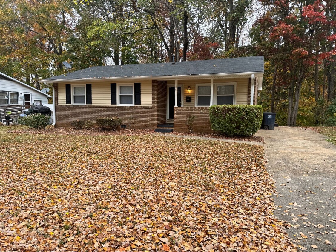 Foto principal - Charming 3-Bedroom Home in Winston-Salem!