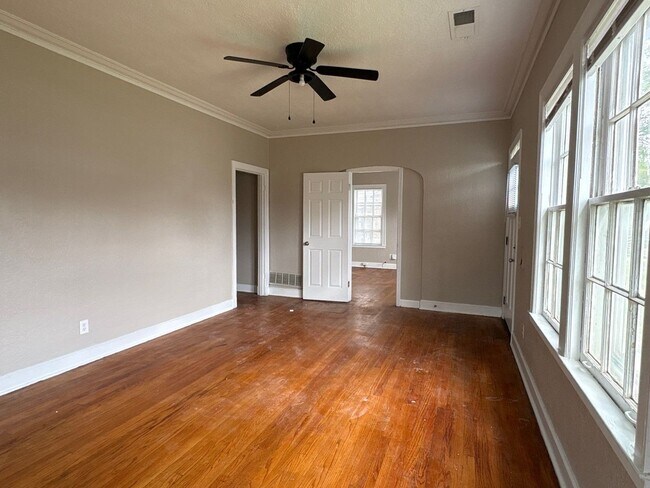 Building Photo - Newly Renovated Home in Hyde Park