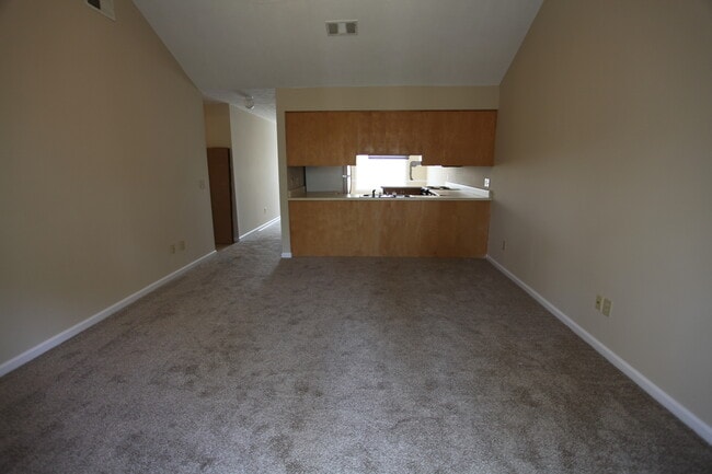 Building Photo - Duplex in Auburn - Available August!