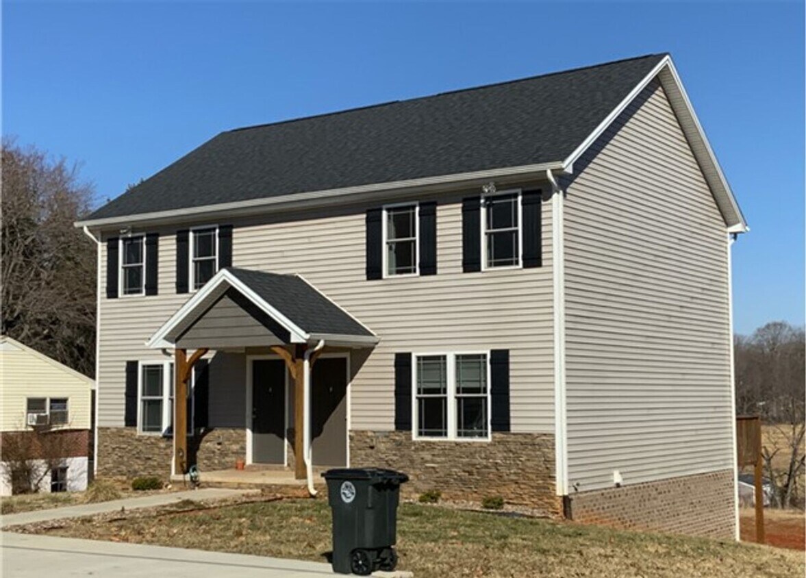 Foto principal - 1202 Wood Rd