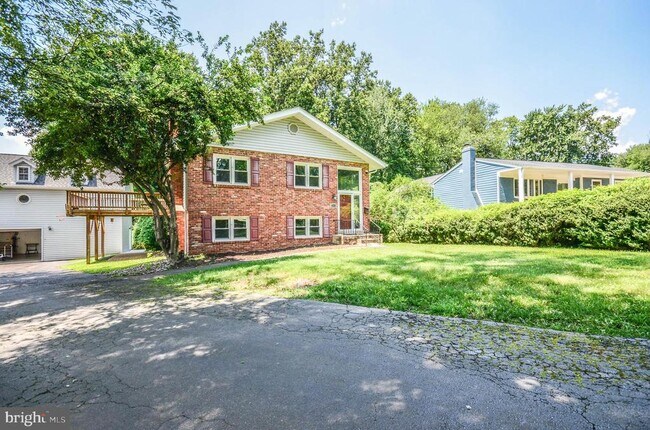 Building Photo - 2812 Yeonas Dr