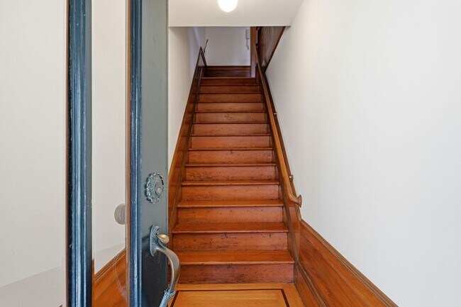 Foto del edificio - Light Filled Condo in Noe Valley+ Parking Included+ Laundry In unit - Please Contact for Showing ...