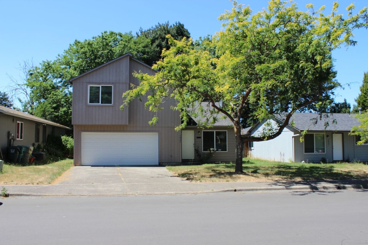 Primary Photo - Four bedroom, two bath family home on quie...