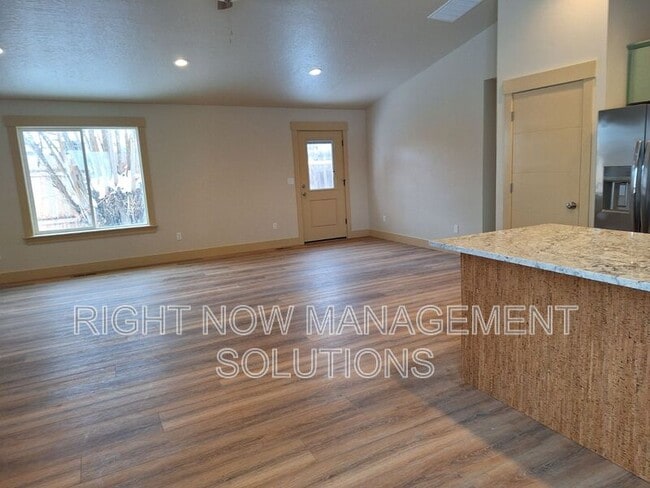 Building Photo - 702 Smith Ave