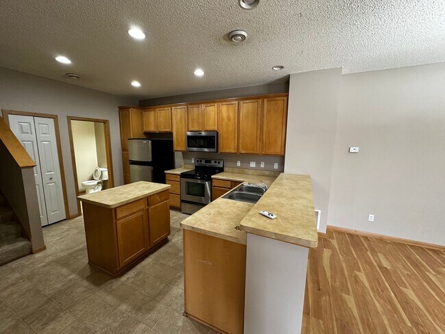 Building Photo - 2 Bed 2 Bath Bonus Den townhome
