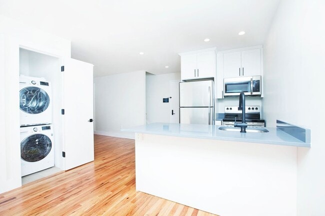 Kitchen - 2781 University Ave