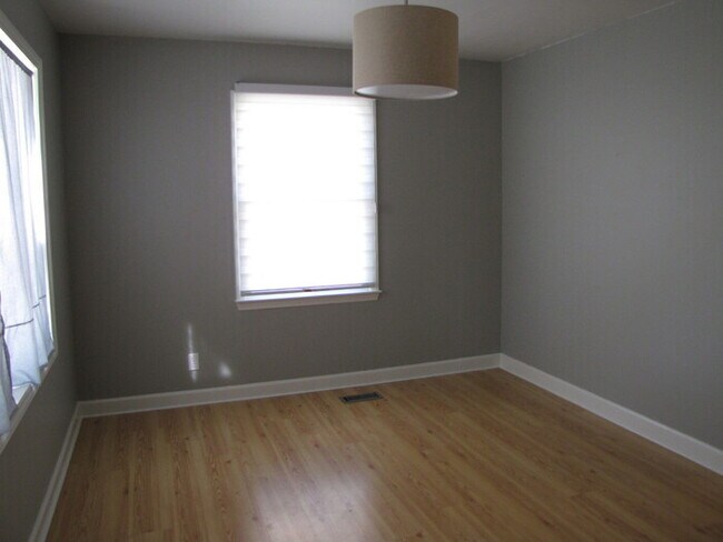 Building Photo - 513 Chivalry Dr