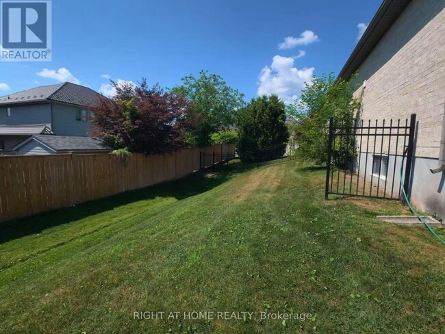 Building Photo - 505 Blue Jay Dr