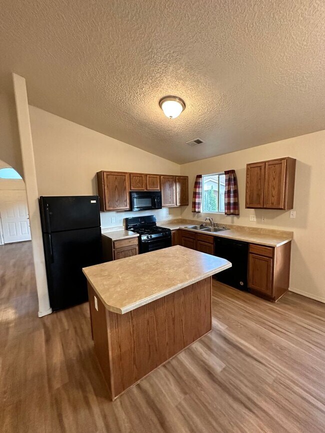 Foto del edificio - Spacious 4-bedroom, 2-bath home offering 1,800 sq. ft. of comfortable living space