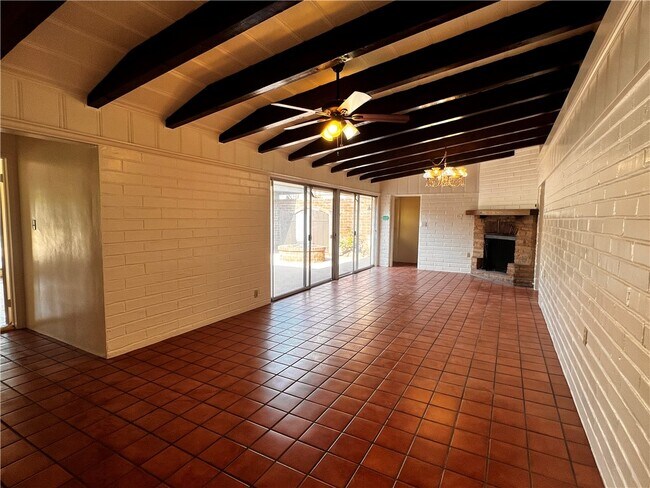 Building Photo - 323 W Palm Dr
