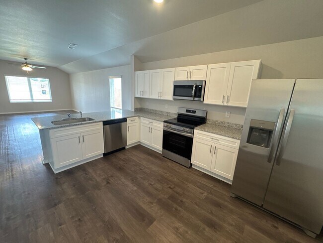 Foto del edificio - BRAND NEW Three Bedroom | Two Bath Home in...