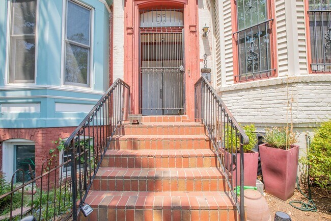 Foto del edificio - 909 R St NW