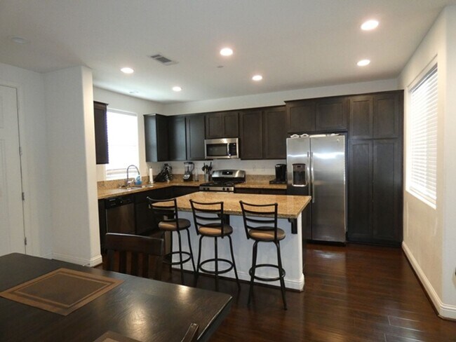 Foto del edificio - Fabulous Newer Home in Gated Santa Maria Community