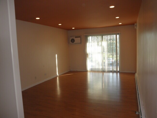 Building Photo - 972 Thornton Ln