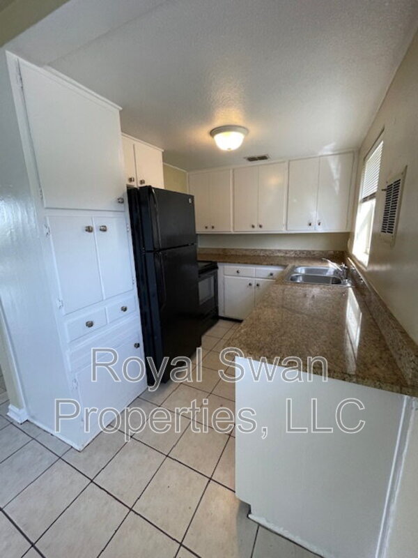 Building Photo - 2016 Crystal Ct W