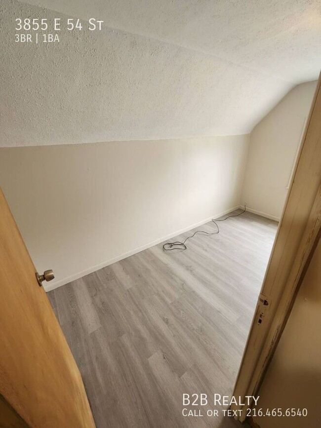 Foto del edificio - 3855 E 54th St